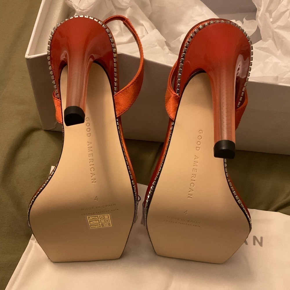 Good American Slingback Ombre Heel
Satin Clear/Crystal Sandal - Size 4 - Picture 5 of 6